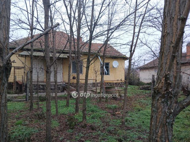 Eladó családi ház, Karácsondon 11 M Ft, 3 szobás