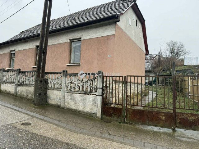 Eladó családi ház, Sárisápon, Móricz Zsigmond utcában