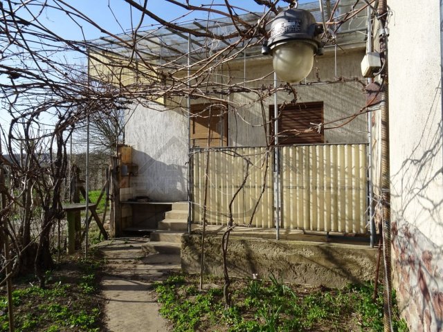 Eladó családi ház, Romándon 35 M Ft, 2 szobás