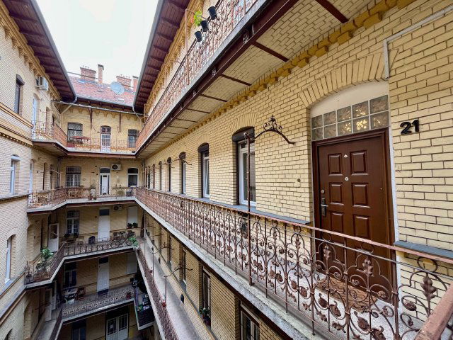 Eladó téglalakás, Budapesten, VI. kerületben 74.9 M Ft, 2 szobás