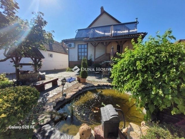 Eladó családi ház, Vecsésen 149.9 M Ft, 5 szobás