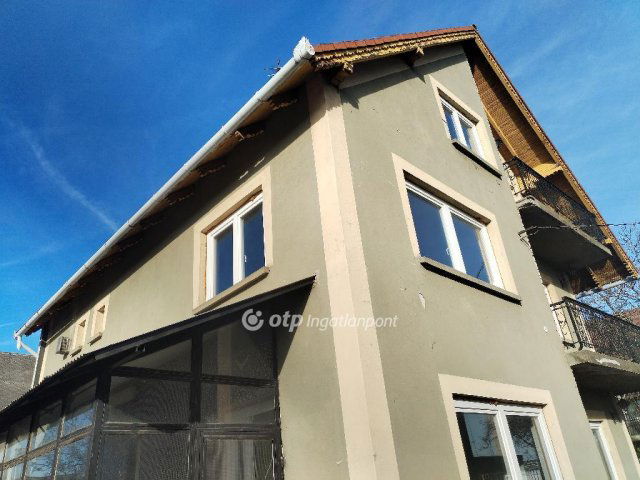Eladó családi ház, Dunaújvárosban 81 M Ft, 7+1 szobás