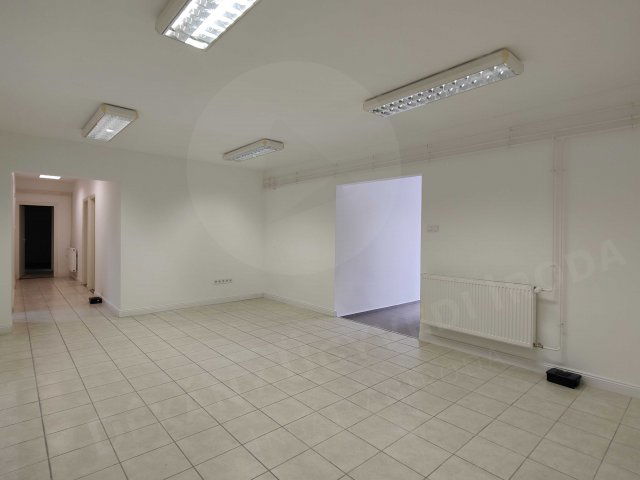 Kiadó iroda, Szekszárdon, Sport utcában 324 E Ft / hó, 8 szobás