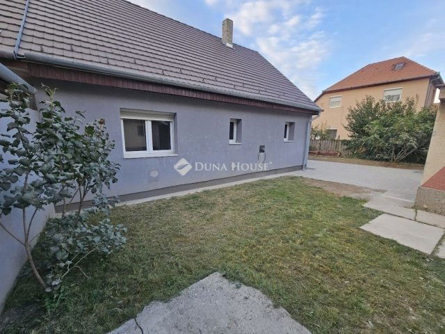 Eladó ikerház, Pécsett 78.9 M Ft, 2+1 szobás