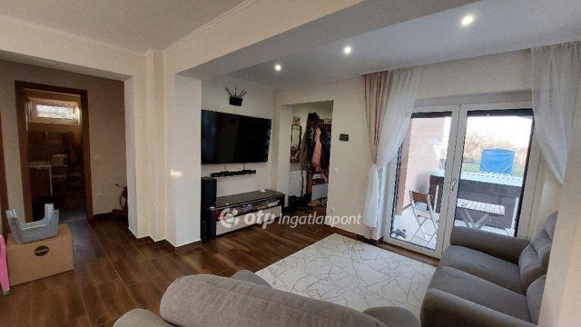 Eladó családi ház, Péren 99.9 M Ft, 4 szobás