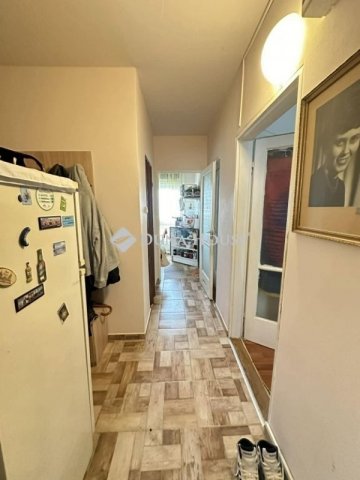 Eladó panellakás, Pécsett 52.9 M Ft, 3 szobás