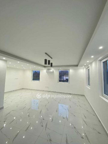 Eladó családi ház, Újszászon 23.5 M Ft, 1+2 szobás