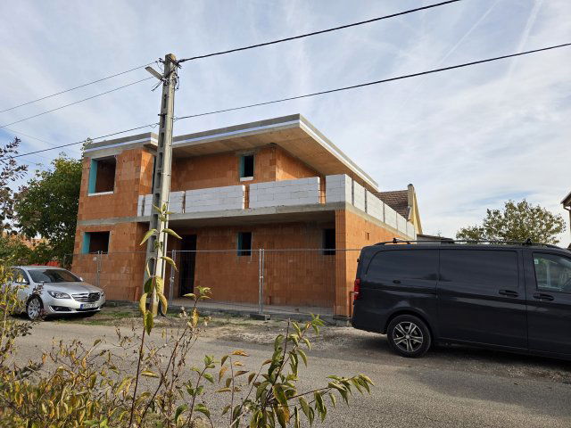 Eladó családi ház, Szegeden 200 M Ft, 5 szobás