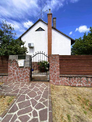 Eladó családi ház, Alsóörsön 91.9 M Ft, 6 szobás