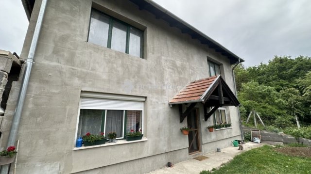 Eladó családi ház, Szentendrén 140 M Ft, 5+2 szobás