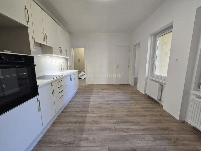 Eladó téglalakás, Pécsett 69.9 M Ft, 3 szobás