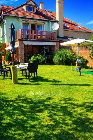 Eladó családi ház, Tatán 118 M Ft, 6 szobás