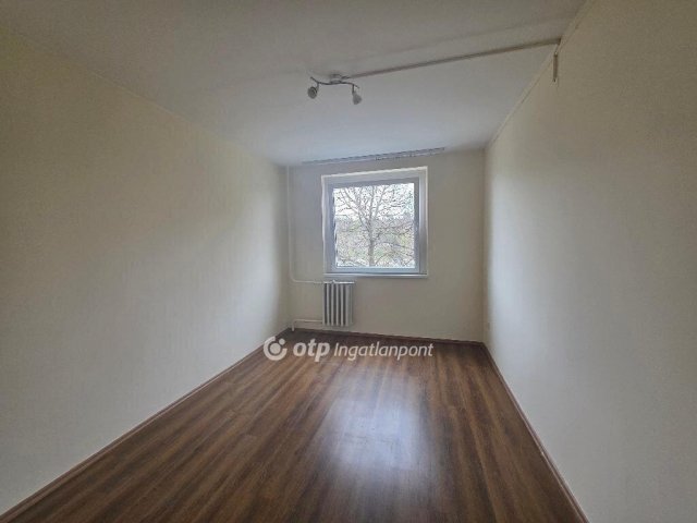 Eladó panellakás, Ajkán 41.59 M Ft, 2 szobás