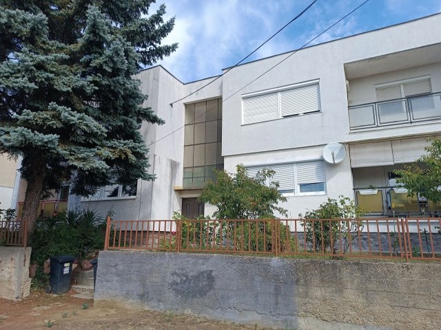 Eladó téglalakás, Ajkán 41.5 M Ft, 3 szobás