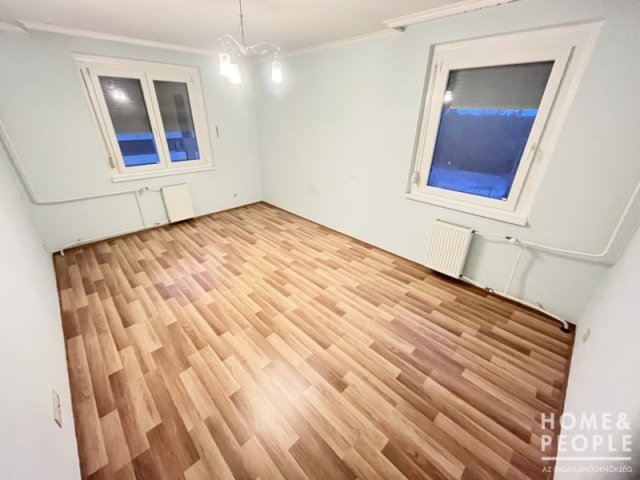 Eladó téglalakás, Szegeden 77.999 M Ft, 3 szobás