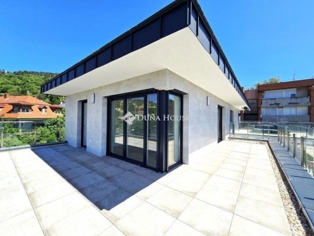 Eladó téglalakás, Pécsett 190 M Ft, 4 szobás