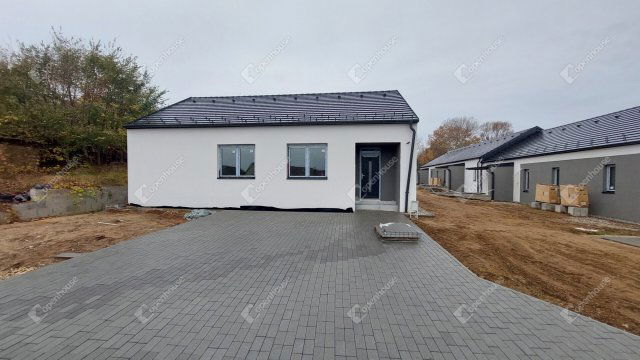 Eladó családi ház, Tatabányán 98 M Ft, 4 szobás