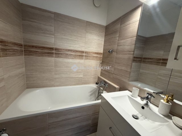 Eladó panellakás, Pécsett, Szabadság utcában 52.9 M Ft