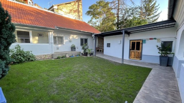 Eladó családi ház, Pécsett 95 M Ft, 5 szobás