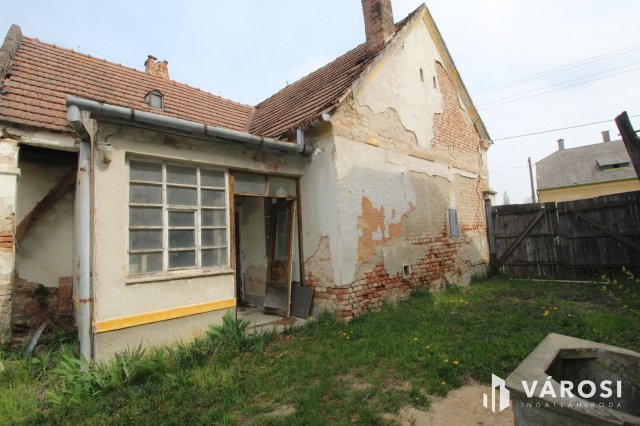 Eladó családi ház, Csepregen 14 M Ft, 2 szobás