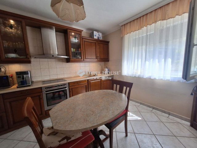 Eladó családi ház, Pécsett 125 M Ft, 3 szobás