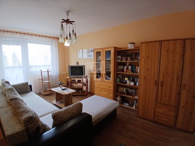 Eladó panellakás, Veszprémben 66.5 M Ft, 1+3 szobás