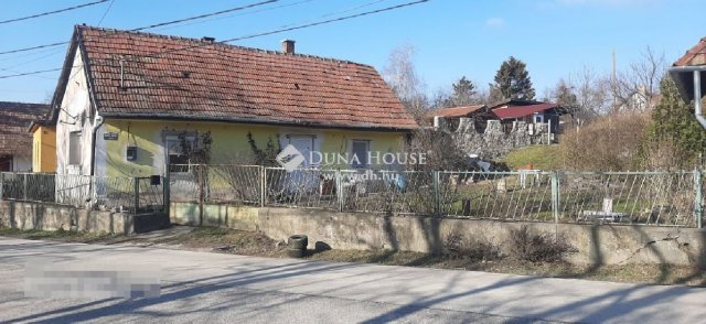 Eladó családi ház, Tinnyén 17 M Ft, 2 szobás