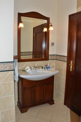 Eladó családi ház, Szombathelyen 298 M Ft, 10 szobás