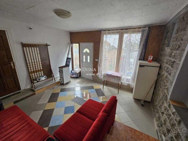 Eladó családi ház, Pécsett 18.5 M Ft, 2+2 szobás