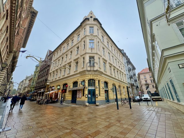 Eladó téglalakás, Budapesten, V. kerületben 140.4 M Ft, 4 szobás