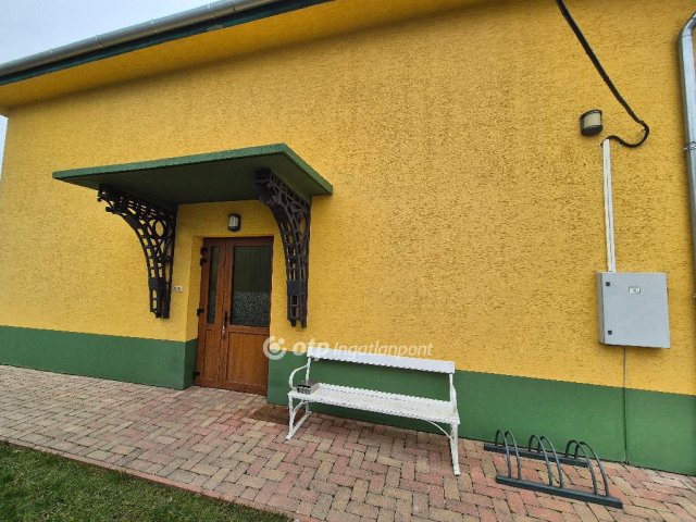 Eladó téglalakás, Szentesen 142.5 M Ft, 7 szobás