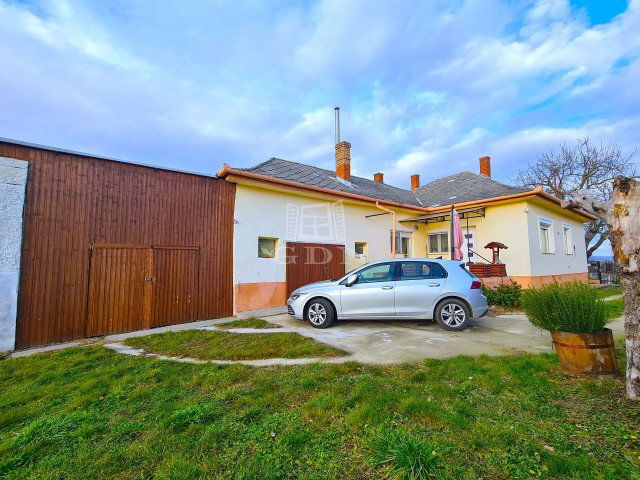 Eladó családi ház, Etyeken 87.99 M Ft, 3 szobás