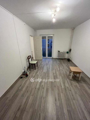 Eladó panellakás, Dunaújvárosban 29.5 M Ft, 1 szobás