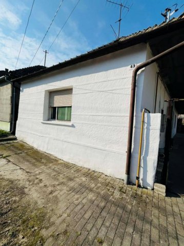 Eladó családi ház, Lábatlanon 30.9 M Ft, 2 szobás