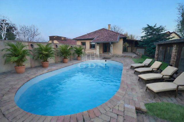 Eladó családi ház, Vecsésen 149.9 M Ft, 5 szobás