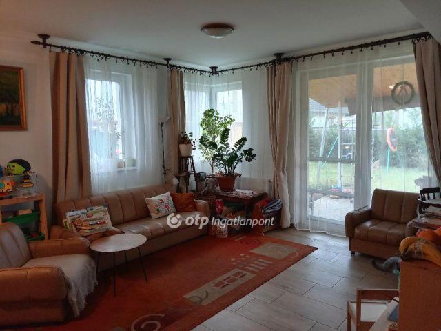 Eladó sorház, Vácon 100 M Ft, 1+3 szobás / költözzbe.hu