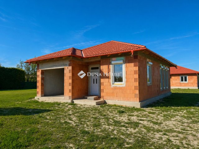 Eladó ikerház, Győrújfalun 99.8 M Ft, 4 szobás