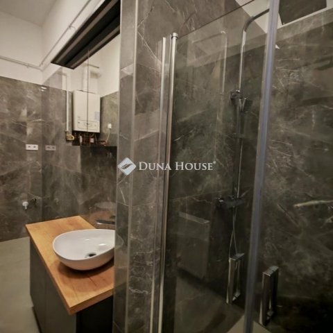 Eladó téglalakás, Pécsett 82.9 M Ft, 3 szobás