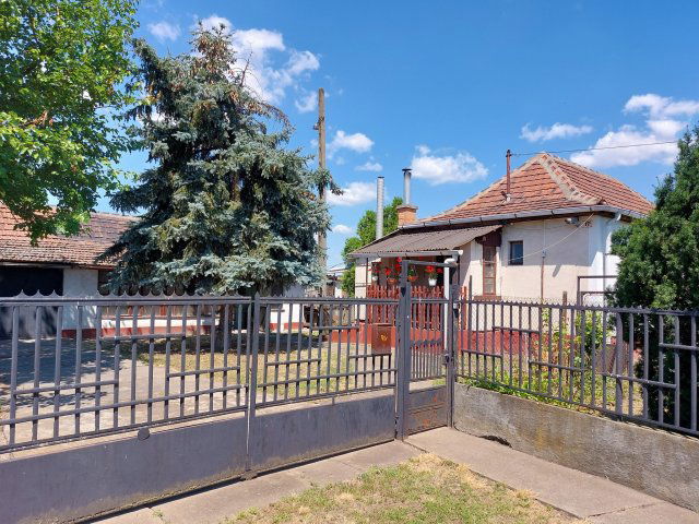 Eladó családi ház, Szolnokon 20.5 M Ft, 2 szobás