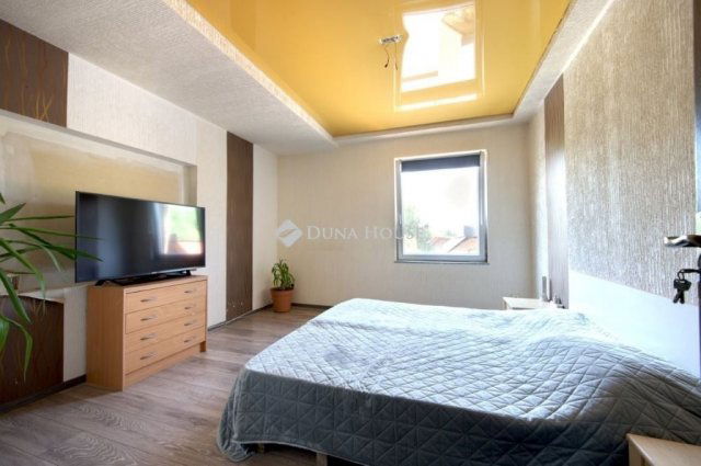 Eladó családi ház, Zsámbékon 164.99 M Ft, 5 szobás