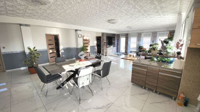 Eladó családi ház, Baracskán 127 M Ft, 8 szobás