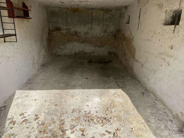 Eladó garázs, Komlón, Majális téren 2.5 M Ft