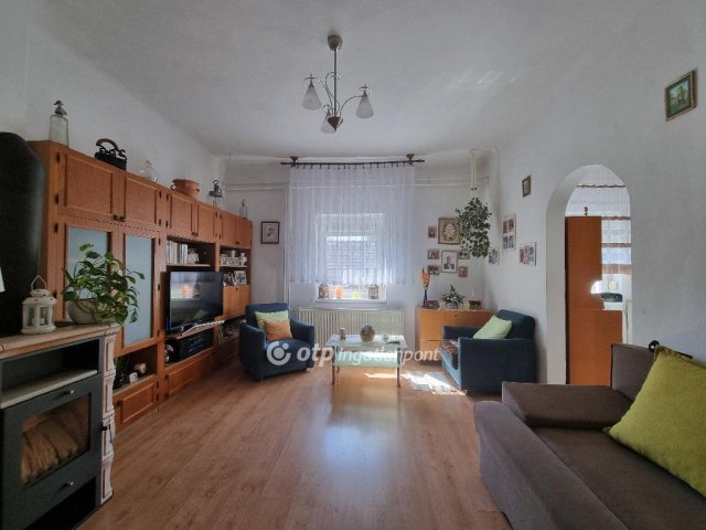 Eladó családi ház, Pápateszéren 43.99 M Ft, 2 szobás