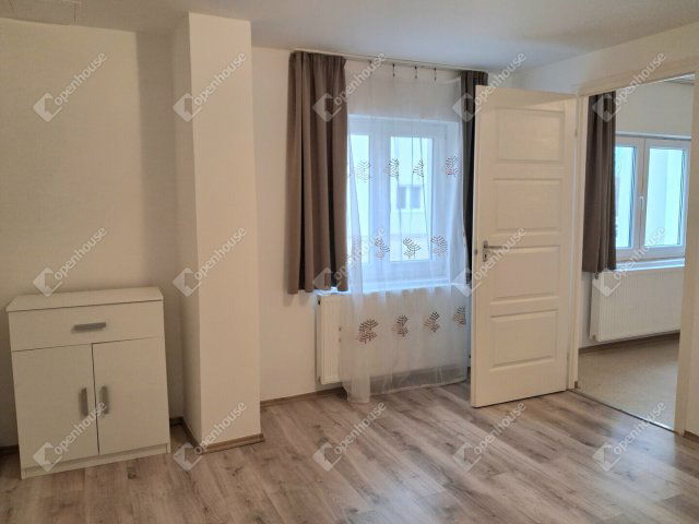 Kiadó téglalakás, albérlet, Komáromban 190 E Ft / hó, 1 szobás