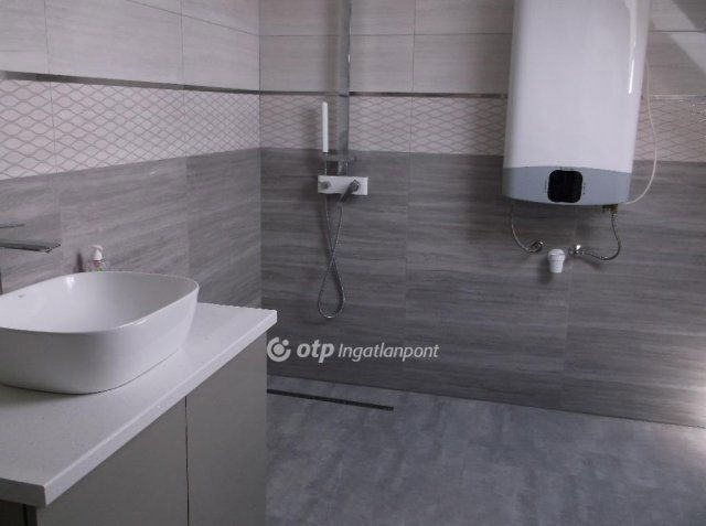 Eladó családi ház, Gyöngyösön 190 M Ft, 5 szobás