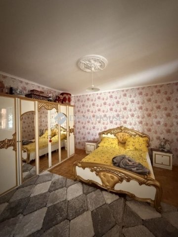 Eladó családi ház, Vecsésen 185 M Ft, 9 szobás