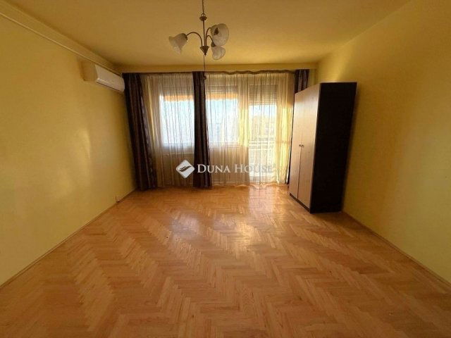 Eladó panellakás, Kecskeméten 47.5 M Ft, 3 szobás