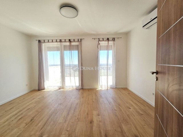 Eladó ikerház, Pécsett 134.9 M Ft, 4 szobás