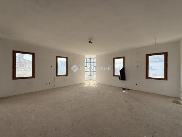 Eladó téglalakás, Szigetszentmiklóson 70 M Ft, 3 szobás