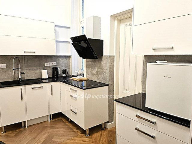 Eladó téglalakás, Budapesten, V. kerületben 237.5 M Ft, 3 szobás